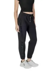 Schwarzes Sportoutfit mit Spitzeinsatz