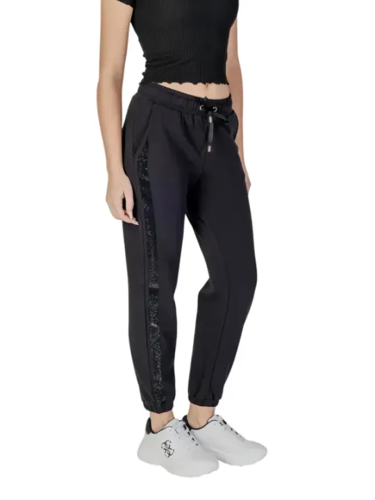 Schwarzes Sportoutfit mit Spitzeinsatz