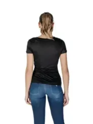 Frau trägt schwarzes Guess T-Shirt