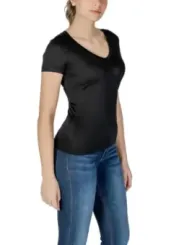 Schwarzes V-Ausschnitt T-Shirt Jeans