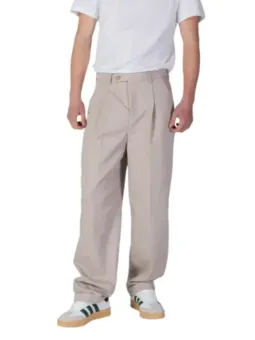 Beige Chinos mit weißen Tennisschuhen
