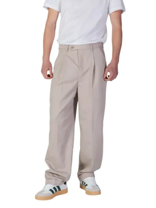 Beige Chinos mit weißen Tennisschuhen