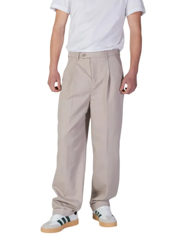 Beige Chinos mit weißen Tennisschuhen