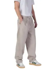 Khaki Hose am weißen Hintergrund