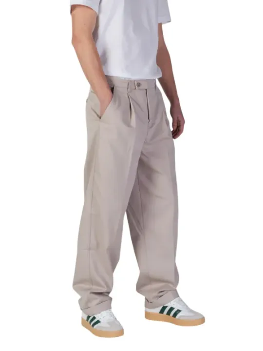 Khaki Hose am weißen Hintergrund