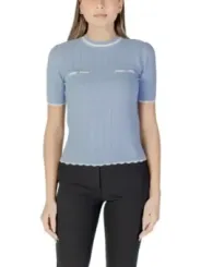 Leichtblaue Strickbluse mit Rüschenkanten