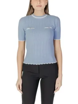 Leichtblaue Strickbluse mit Rüschenkanten