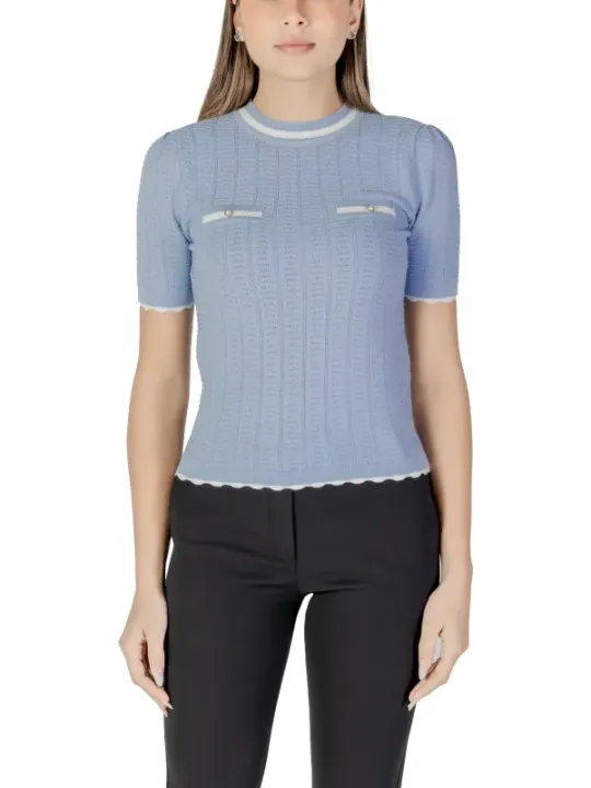 Leichtblaue Strickbluse mit Rüschenkanten