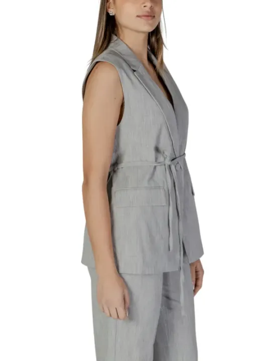 Frau trägt graue Vila Weste