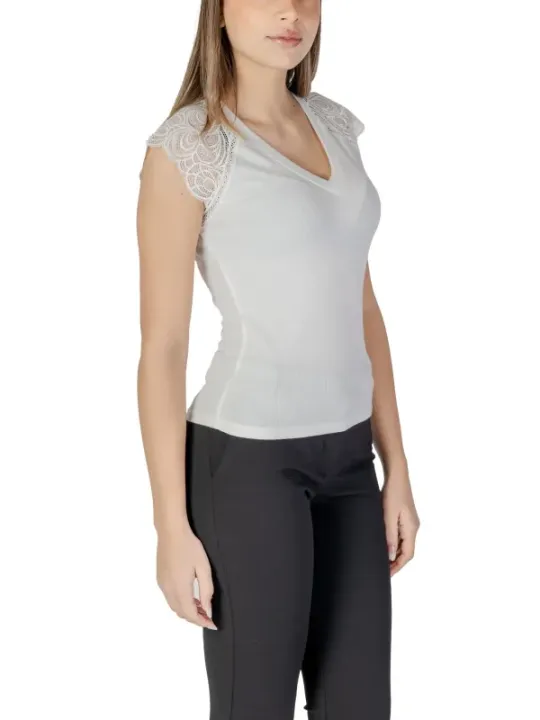 Weißes Oberteil mit Spitzen Details
