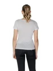 Weiße T-Shirt, Jeans, Rückenansicht