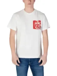 Mann trägt Replay 483279 T-Shirt