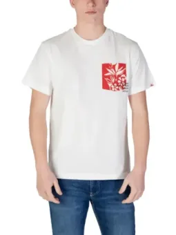 Mann trägt Replay 483279 T-Shirt