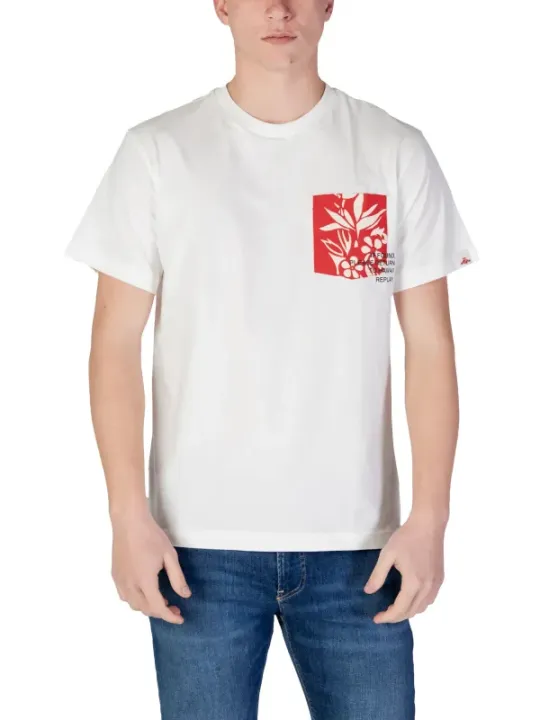 Mann trägt Replay 483279 T-Shirt