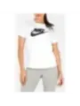 Nike T-Shirt, weißes Modell präsentiert