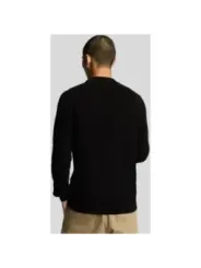 Mann trägt Lyle & Scott Pullover