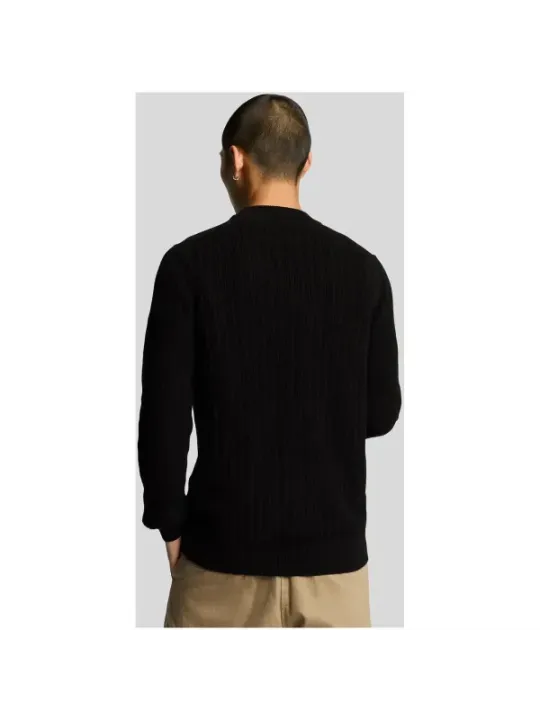 Mann trägt Lyle & Scott Pullover