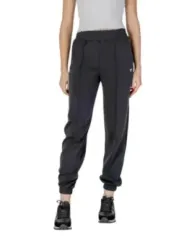 Schwarze Jogger und weiße Sneaker