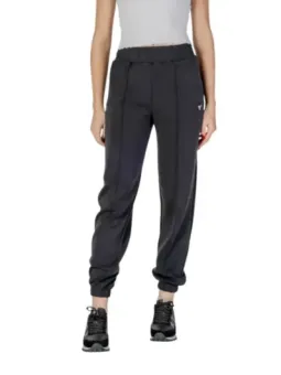 Schwarze Jogger und weiße Sneaker