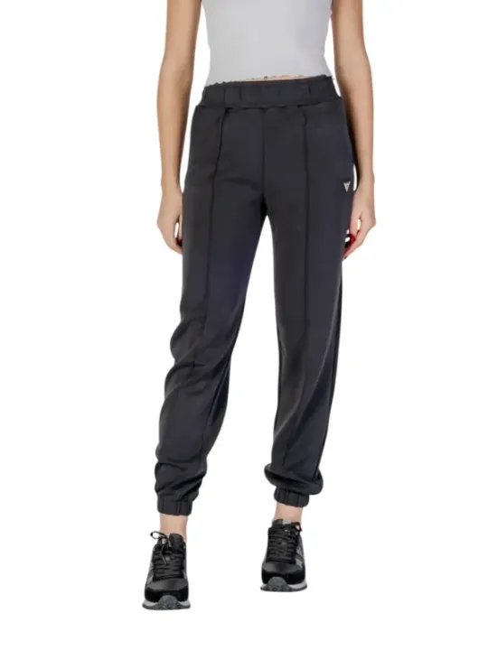 Schwarze Jogger und weiße Sneaker