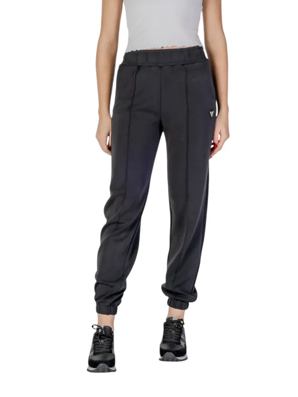 Schwarze Jogger und weiße Sneaker