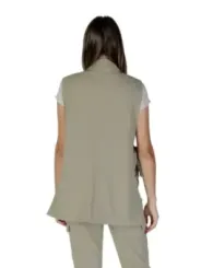 Khaki-Weste, weißes T-Shirt, Mode