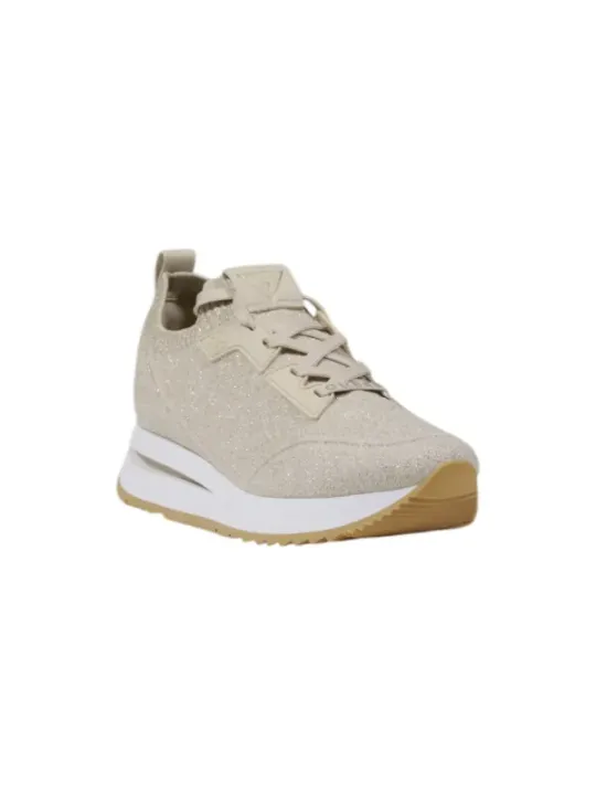 Leichte tanfarbene Guess Sneakers ohne Socken