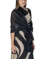 Schwarzes Kleid mit beigem Schal