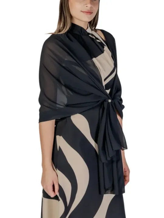 Schwarzes Kleid mit beigem Schal