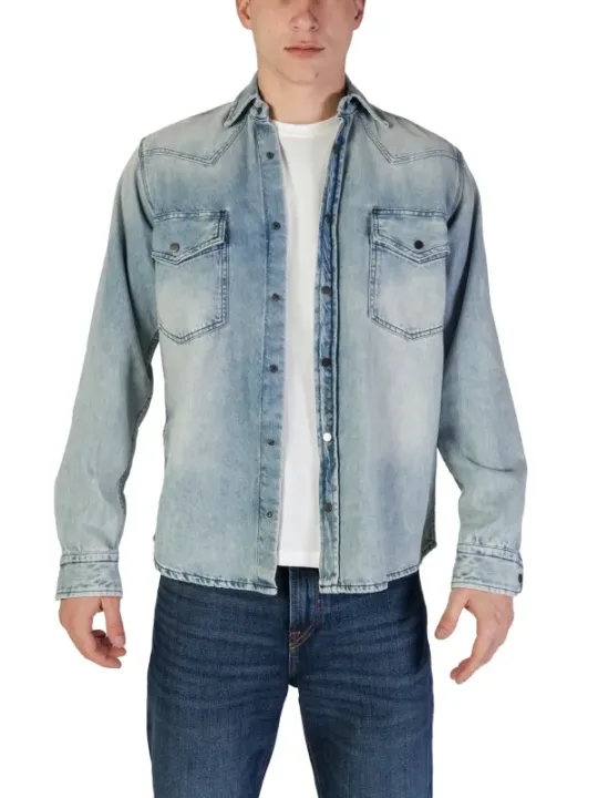 Hellblaue Jeanshemd mit weißen Knopfleisten