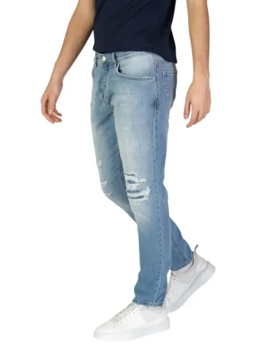 Zerrissene Jeans mit weißen Sneakern