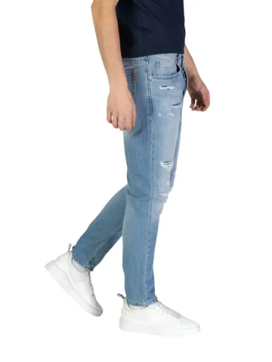 Blaue Jeans mit weißen Sneakern