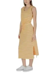 Gestreiftes weiß-gelbes Sommerkleid mit Gürtel