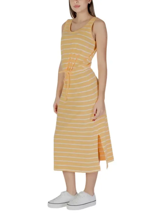 Gestreiftes weiß-gelbes Sommerkleid mit Gürtel