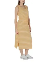 Gelb-weiß gestreiftes Sommerkleid mit Sneakern