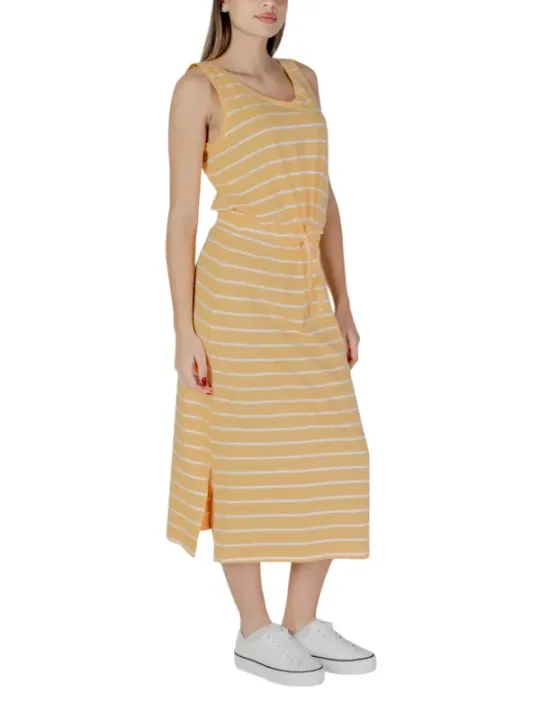 Gelb-weiß gestreiftes Sommerkleid mit Sneakern