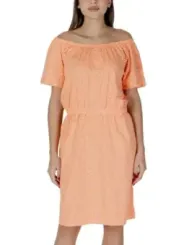 Pfirsichfarbenes schulterfreies, gerafftes Sommerkleid