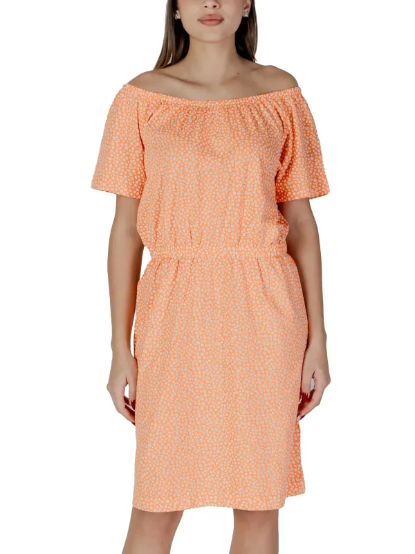 Pfirsichfarbenes schulterfreies, gerafftes Sommerkleid