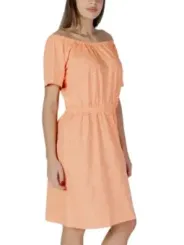 Pfirsichfarbendes, gepunktetes Off-Shoulder-Kleid