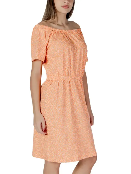 Pfirsichfarbendes, gepunktetes Off-Shoulder-Kleid