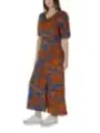 Blaues Kleid mit orange Blumen