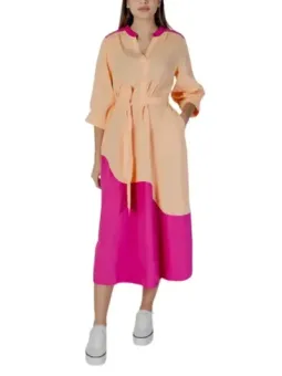 Pfirsichfarbenes Kleid mit Rüschensaum