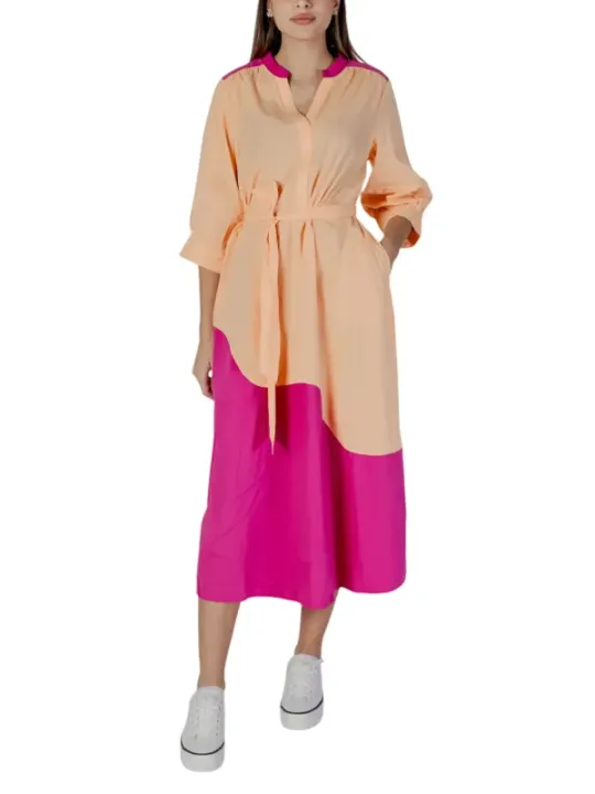 Pfirsichfarbenes Kleid mit Rüschensaum