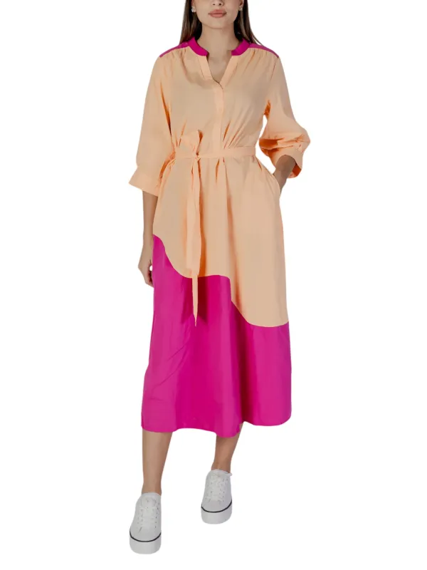 Pfirsichfarbenes Kleid mit Rüschensaum