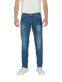 Mann trägt Replay 480811 Jeans