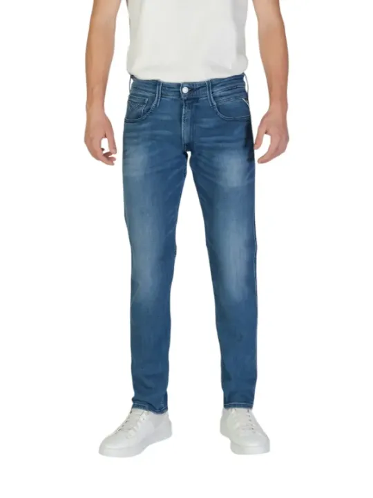 Mann trägt Replay 480811 Jeans