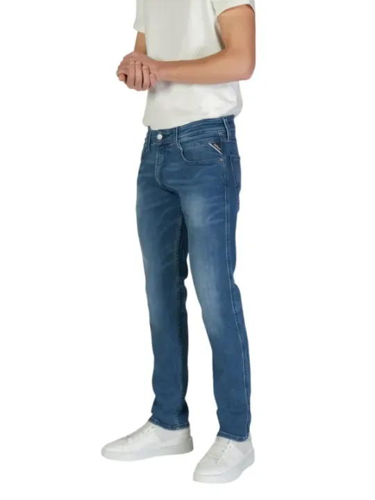 Replay Jeans mit weißen Sneakern