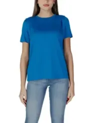 Blaues T-Shirt Jeans Modell trägt