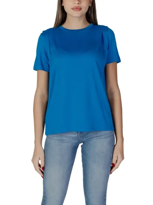 Blaues T-Shirt Jeans Modell trägt