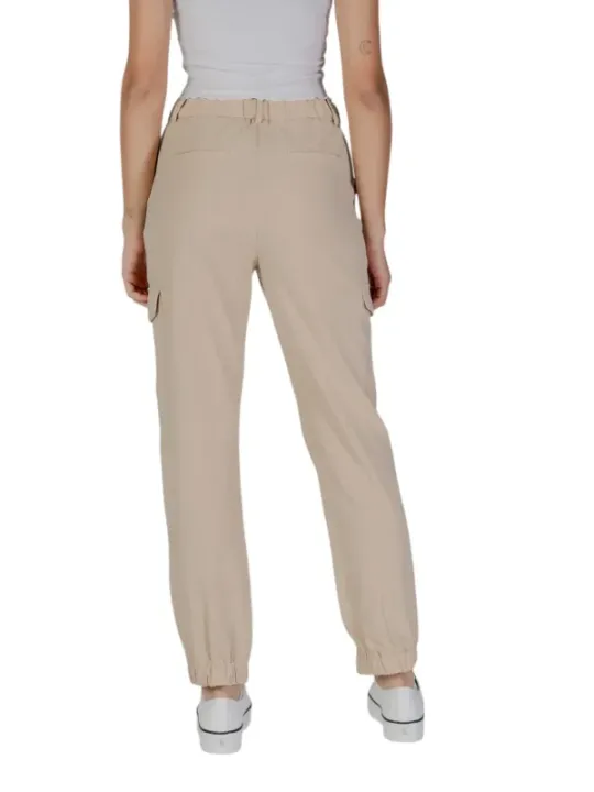 Khaki-Hose mit weißem Schuh